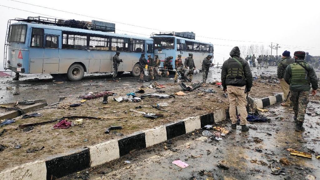 40 Polisi Tewas Akibat Bom di Kashmir