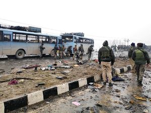 40 Polisi Tewas Akibat Bom di Kashmir 40 Polisi Tewas Akibat Bom di Kashmir