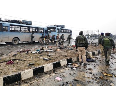 40 Polisi Tewas Akibat Bom di Kashmir