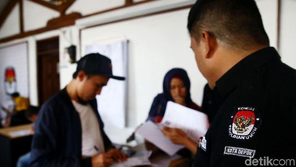 Antusias Warga Mengurus Dokumen Pindah TPS di KPU Depok