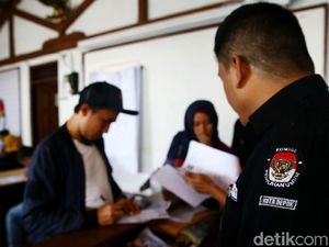 Antusias Warga Mengurus Dokumen Pindah TPS di KPU Depok Antusias Warga Mengurus Dokumen Pindah TPS di KPU Depok