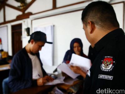 Antusias Warga Mengurus Dokumen Pindah TPS di KPU Depok