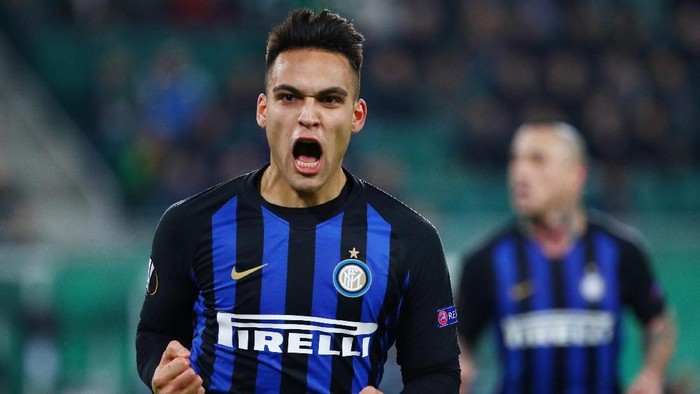 Soccer Football - Europa League - Round of 32 First Leg - SK Rapid Wien v Inter Milan - Allianz Stadion, Vienna, Austria - February 14, 2019  Inter Milans Lautaro Martinez celebrates scoring their first goal           REUTERS/Lisi Niesner