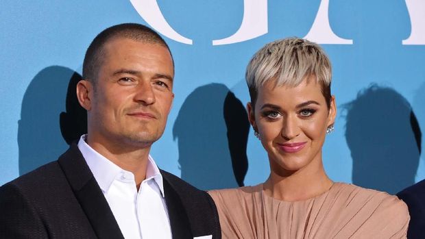 British actor Orlando Bloom (L) and US singer Katy Perry pose upon their arrival at the 2nd Monte-Carlo Gala for the Global Ocean 2018 held in Monaco on September 26, 2018. - On September 26, 2018, the Prince Albert II of Monaco Foundation will hold its second Monte-Carlo Gala for the Global Ocean, a major fundraising event in the heart of Monte Carlo, in order to support its worldwide initiatives in favor of a sustainable ocean, a crucial issue calling for immediate and collective action. (Photo by Valery HACHE / AFP)