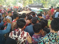 Warga Trenggalek Berebut Makanan Gratis Saat Pelepasan Emil Dardak