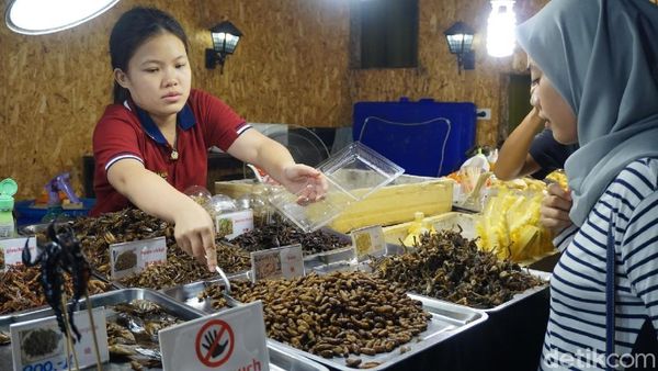 Foto: Jajan Daging Buaya dan Serangga Goreng di Thailand
