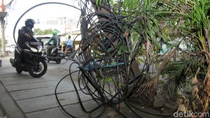 Duh! Kabel-kabel di Duri Kosambi Kusut Banget
