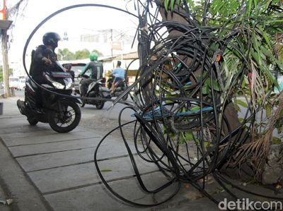 Duh! Kabel-kabel di Duri Kosambi Kusut Banget