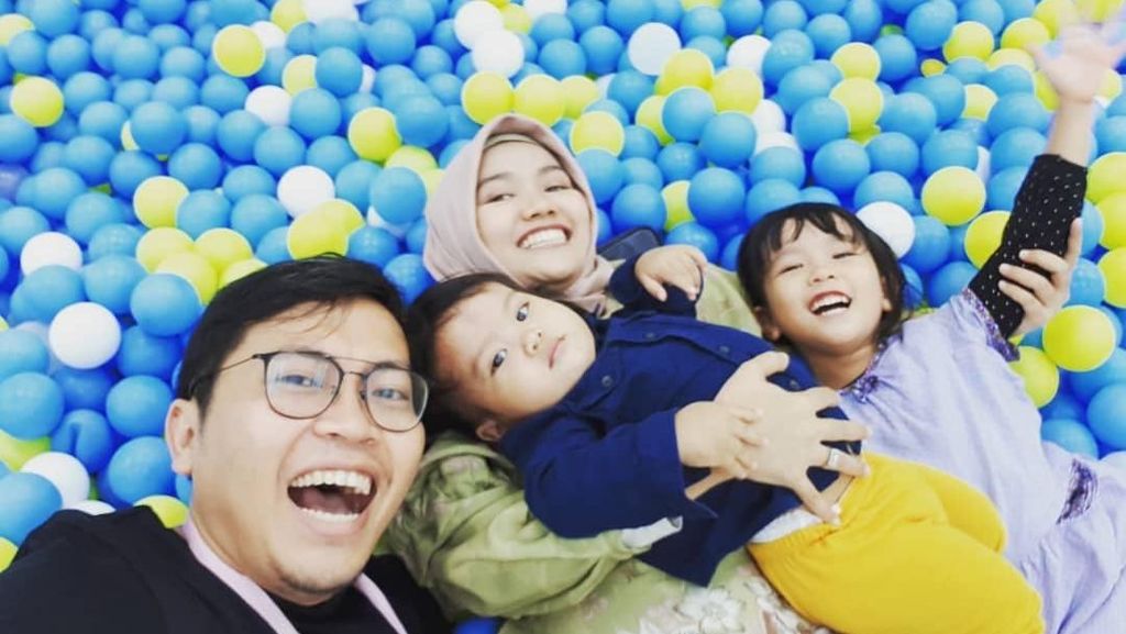 10 Potret Keseruan dan Kedekatan Achmad Zaky Bersama Keluarga