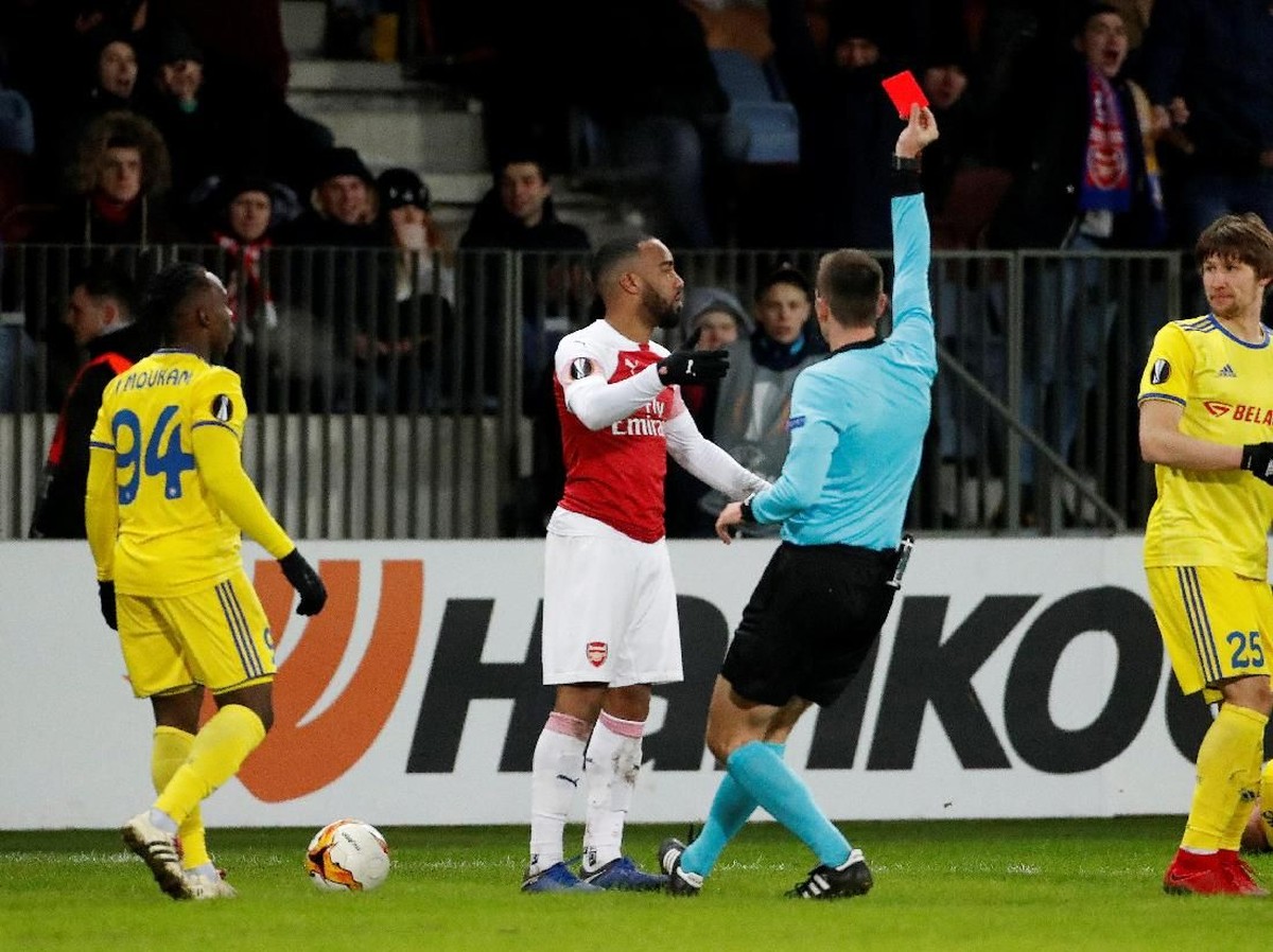 Alexandre Lacazette mendapat kartu merah saat Arsenal takluk dari BATE Borisov. (Fedosenko/Reuters)