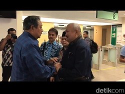 Alex Noerdin hingga Roy Suryo Jenguk Bu Ani di Singapura