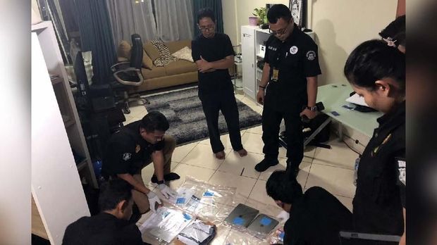 Polisi geledah apartemen Joko Driyono untuk mencari barang bukti terkait dugaan pengaturan skor. (
