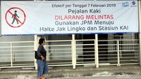 Meski Dilarang, Pejalan Kaki Tetap Melintas di Kolong Skybridge