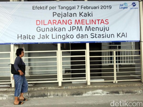 Meski Dilarang, Pejalan Kaki Tetap Melintas di Kolong Skybridge