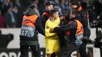 Hop! Hazard Dipeluk Suporter dari Belakang