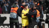 Hazard seperti meminta agar si siporter diperlakukan dengan baik oleh petugas keamanan (Reuters/Peter Cziborra)