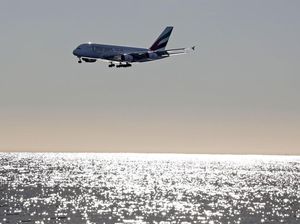 Pesawat Raksasa Uji Coba Terbang di Bandara Megah Beijing Pesawat Raksasa Uji Coba Terbang di Bandara Megah Beijing