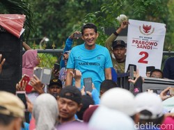 Senam Bareng Emak-emak di Bojonegoro, Begini Pesan Sandi