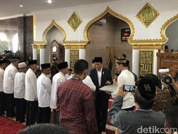 Jokowi Salat Jumat-Bagi Sertifikat Wakaf di Masjid Baitul Izzah Bengkulu