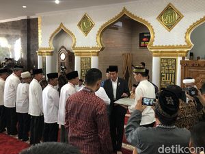 Jokowi Salat Jumat-Bagi Sertifikat Wakaf di Masjid Baitul Izzah Bengkulu Jokowi Salat Jumat-Bagi Sertifikat Wakaf di Masjid Baitul Izzah Bengkulu