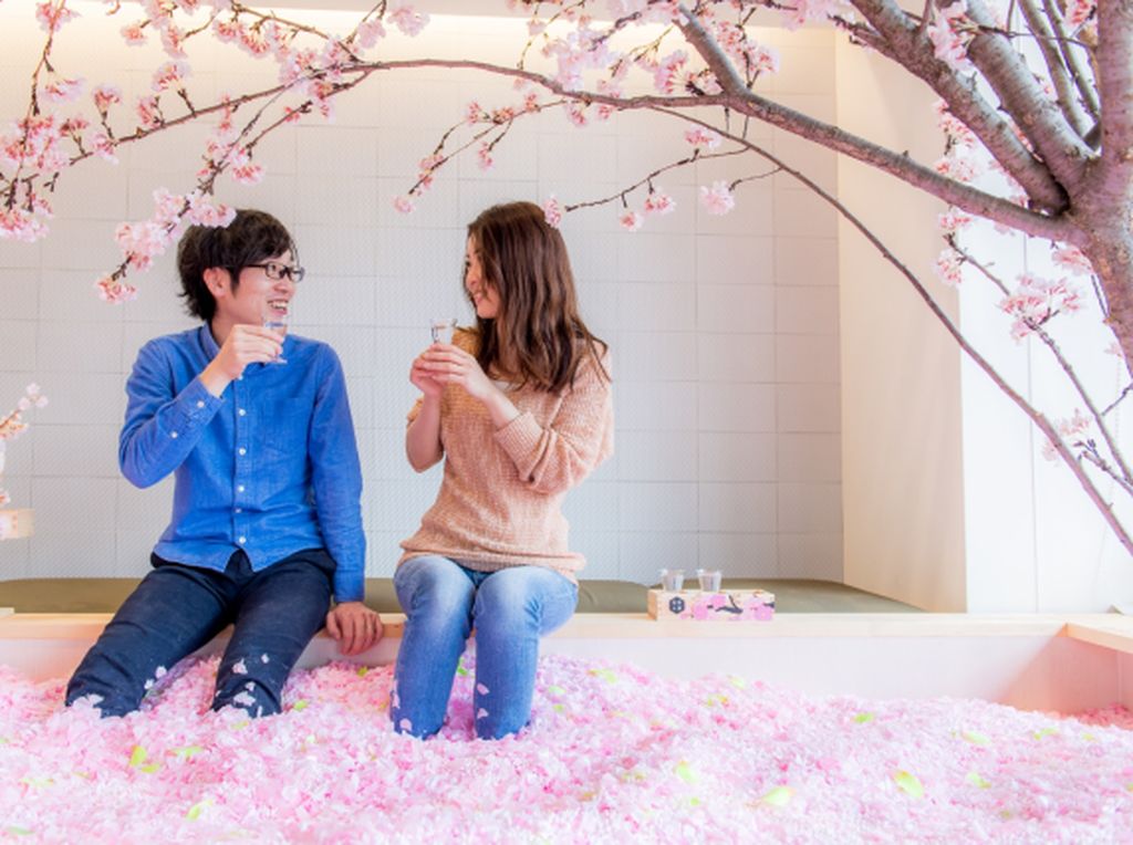 Di Bar Ini, Anda Bisa Berendam Bunga Sakura Sambil Cicip Minuman Di Bar Ini, Anda Bisa Berendam Bunga Sakura Sambil Cicip Minuman