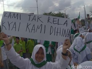 Lawan Fadli Zon, Santri Karawang Gelar Aksi Bela Mbah Moen Lawan Fadli Zon, Santri Karawang Gelar Aksi Bela Mbah Moen