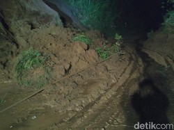 Longsor, Jalan Desa Menuju Pangalengan Tertutup