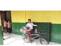 Bocah SD Ini Viral Karena Jualan Cilok Sambil Sekolah