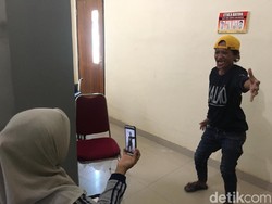Kocak! Cleaning Service di Sulbar Bernyanyi demi Sembuhkan Pasien