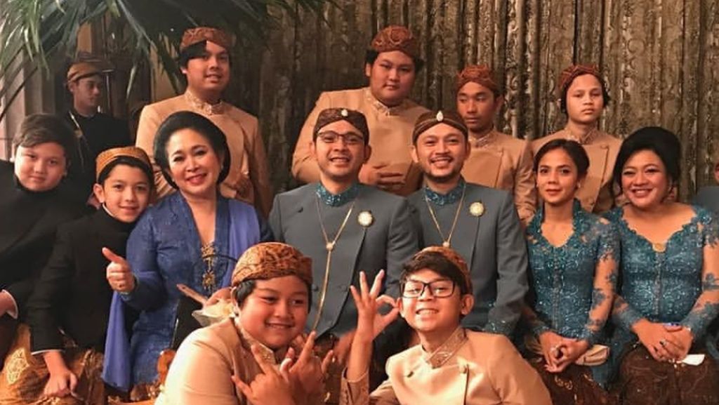 Hangatnya Kebersamaan Titiek Soeharto dengan Keluarga Tercinta Hangatnya Kebersamaan Titiek Soeharto dengan Keluarga Tercinta