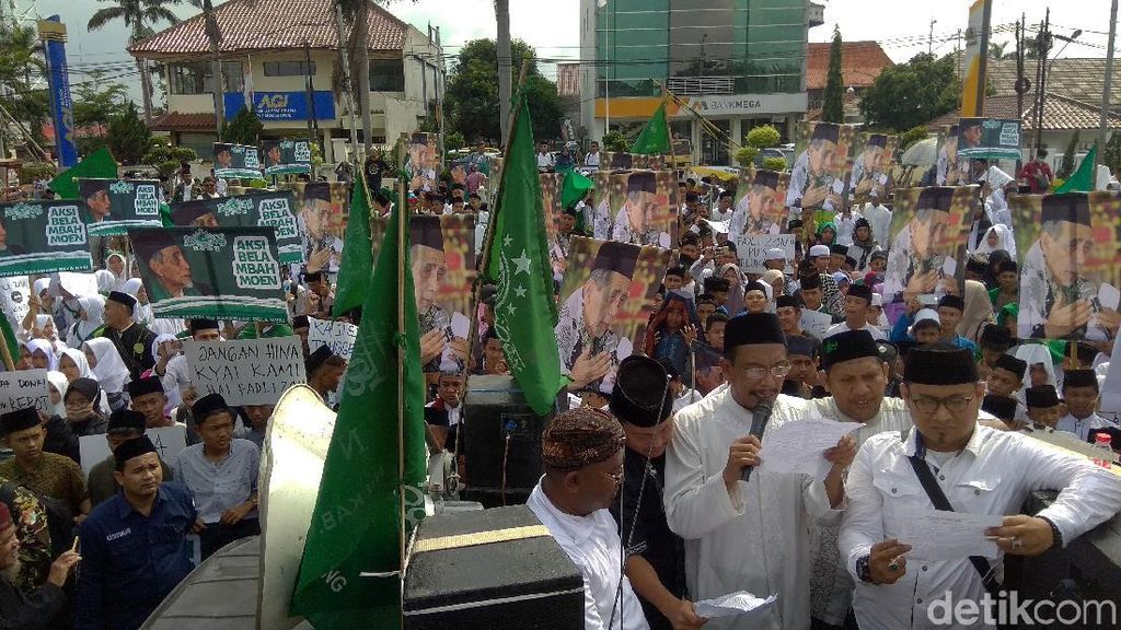 Ribuan Santri Turun ke Jalan Dalam Aksi Bela Mbah Moen