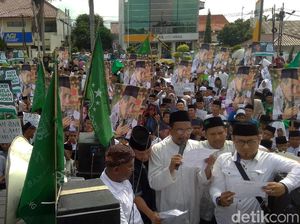 Ribuan Santri Turun ke Jalan Dalam Aksi Bela Mbah Moen