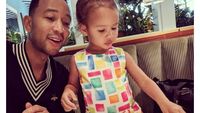 Gaya Cute Anak John Legend, Luna Kalau Lagi Makan