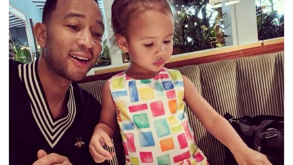 Gaya Cute Anak John Legend, Luna Kalau Lagi Makan