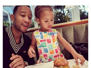 Gaya Cute Anak John Legend, Luna Kalau Lagi Makan Gaya Cute Anak John Legend, Luna Kalau Lagi Makan
