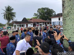 Gaya Jokowi Layani Permintaan Selfie Warga: Pegang HP dan Jepret Sendiri