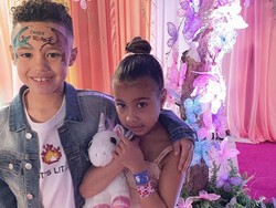 Ciyee... North West Dapat Kado Valentine Kalung Mewah dari Pacar