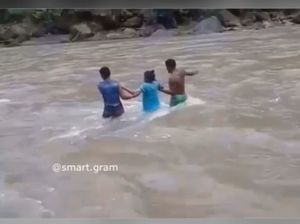 Tak Ada Jembatan, Ibu Hamil Terpaksa Seberangi Sungai Deras