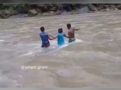 Tak Ada Jembatan, Ibu Hamil Terpaksa Seberangi Sungai Deras