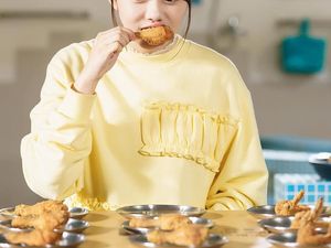 Bermain Drama Best Chicken, Ini Momen Seru Kim So Hye Saat Makan Bermain Drama Best Chicken, Ini Momen Seru Kim So Hye Saat Makan