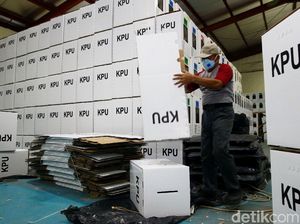 Melihat Kesibukan Merakit Kotak Suara di KPU Depok Melihat Kesibukan Merakit Kotak Suara di KPU Depok