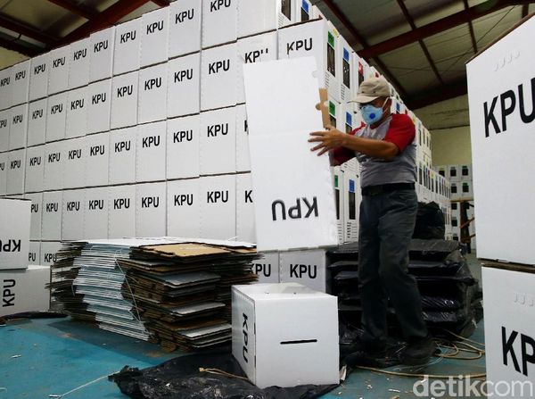 Melihat Kesibukan Merakit Kotak Suara di KPU Depok