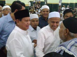 Prabowo Salat Jumat di Semarang, TKN-BPN Saling Serang Prabowo Salat Jumat di Semarang, TKN-BPN Saling Serang
