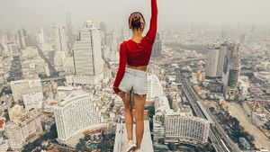 Masih Eksis, Wanita Ini Selfie di Ketinggian yang Bikin Kaki Ngilu