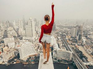 Masih Eksis, Wanita Ini Selfie di Ketinggian yang Bikin Kaki Ngilu