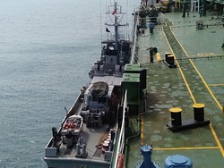 Patroli Koarmada I Tangkap 8 Kapal Kargo Berlabuh Tanpa Izin di Bintan