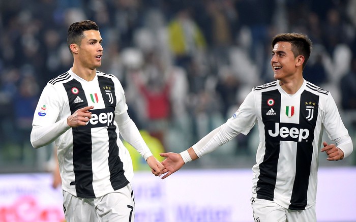 Soccer Football - Serie A - Juventus v Frosinone - Allianz Stadium, Turin, Italy - February 15, 2019  Juventus Cristiano Ronaldo celebrates scoring their third goal with Paulo Dybala          REUTERS/Massimo Pinca