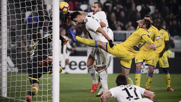 Juventus' Italian defender Leonardo Bonucci (Rear C) jumps with Juventus' German midfielder Sami Khedira (C-L) to score the 2-0 goal during the Italian Serie A football match Juventus vs Frosinone on February 15, 2019 at the Juventus stadium in Turin. (Photo by Marco BERTORELLO / AFP)