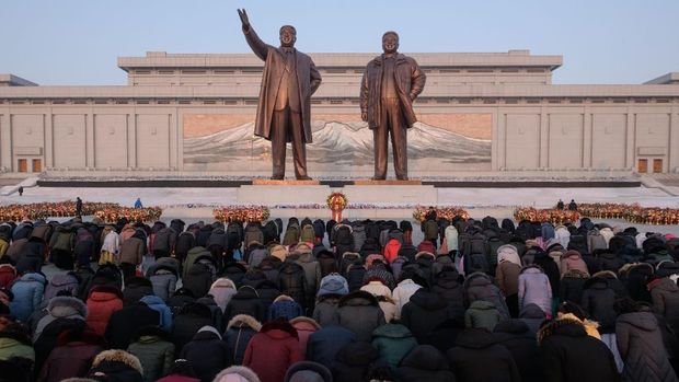 penghormatan kepada ayah Kim Jong Un dalam cuaca yang sangat dingin People bow as they pay their respects before the statues of late North Korean leaders Kim Il Sung and Kim Jong Il as part of celebrations marking the birthday of late North Korean leader Kim Jong Il, known as the 'Day of the Shining Star', on Mansu hill in Pyongyang on February 16, 2019. (Photo by Ed JONES / AFP)