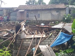 Cerita Saksi saat Longsor Timbun Rumah di Bogor